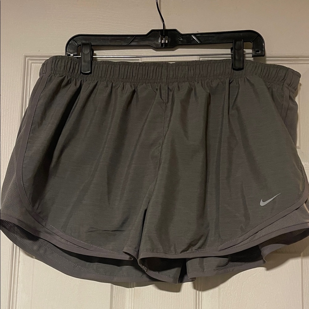 Women's Nike Tempo Dri-FIT Mid-Rise 3-in. Running Shorts